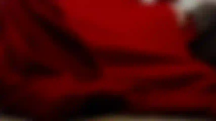 Succhiatrice di dita dei piedi.