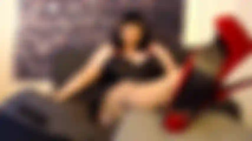 Femminuccia che annusa i piedi.