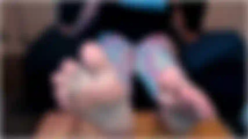 In questa calda clip, miss deviant usa un trucco mentale intelligente per aiutarti a sentirti leccare i suoi piedi sexy come se fossi lì di persona ad adorarla!