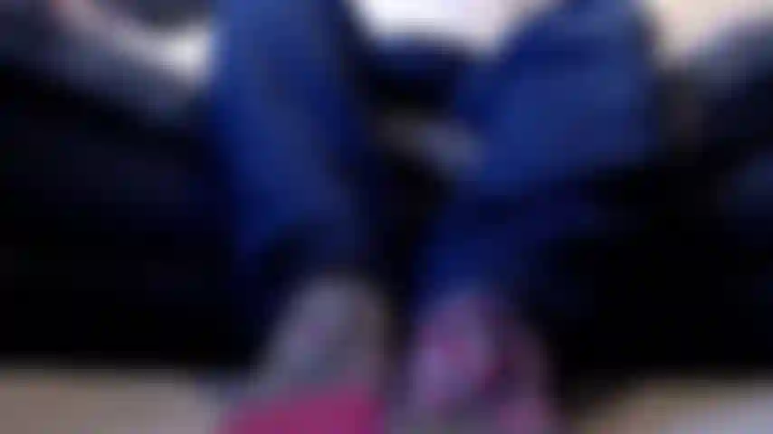 Un calzino sudato e una drogata di piedi.