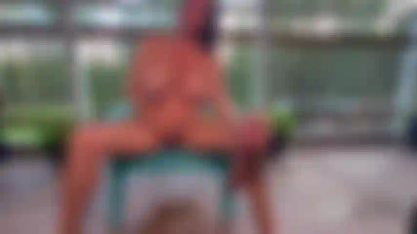 Uno squirt stellato - guardami con nient'altro che i miei stivali al coscia mentre vengo scopata dalla mia macchina del sesso. Inizio stuzzicandomi e aumento lentamente la velocità finché non vengo e schizzo!