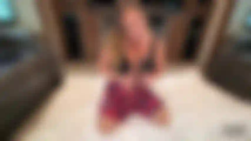 Doppio sputo sui seni - io con un giocattolo bianco e nero. Tanto succhiare sbavoso e sputo che mi cola sul corpo e sui seni. A turno a scoparmi la figa. Tit fucking. Dirty talk e un bel finale bagnato e disordinato.