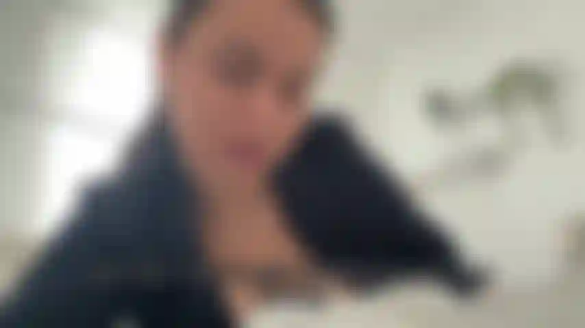 Un roleplay giocoso incentrato sui piedi, con un'energia stuzzicante e sicura di sé.