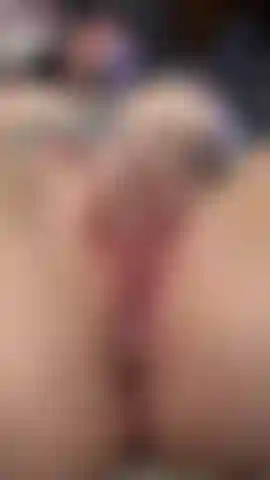 Masturbo con le dita completamente nuda e svolgo orgasmi multipli.