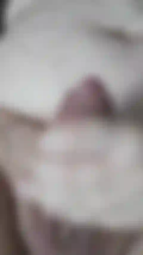 Avvicinati così tanto che puoi quasi assaporare il mio grosso, grosso cazzo duro mentre lo accarezzo, guarda la palla pre-eiaculazione sulla punta del mio cazzo.