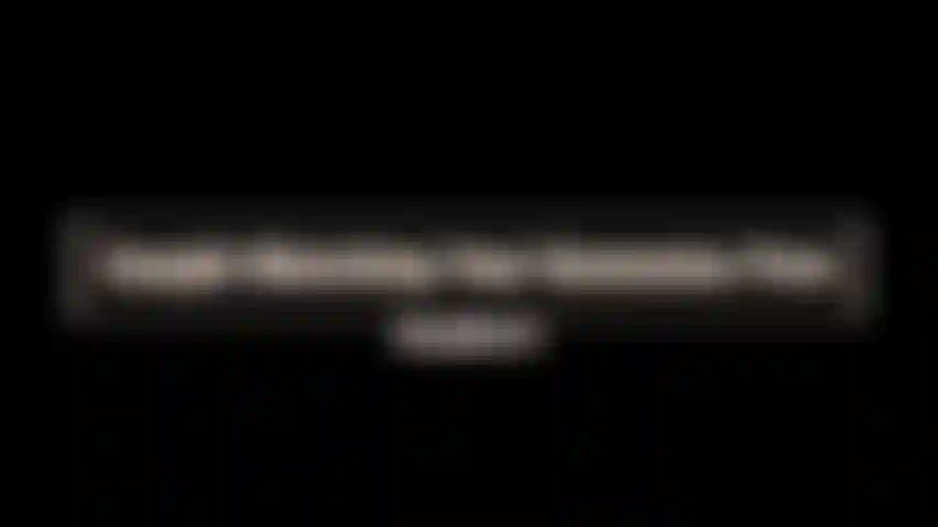 Il tuo coinquilino torna a casa presto dal lavoro e ti trova a masturbarti davanti a uno dei suoi video porno e decide di farti provare la cosa vera.