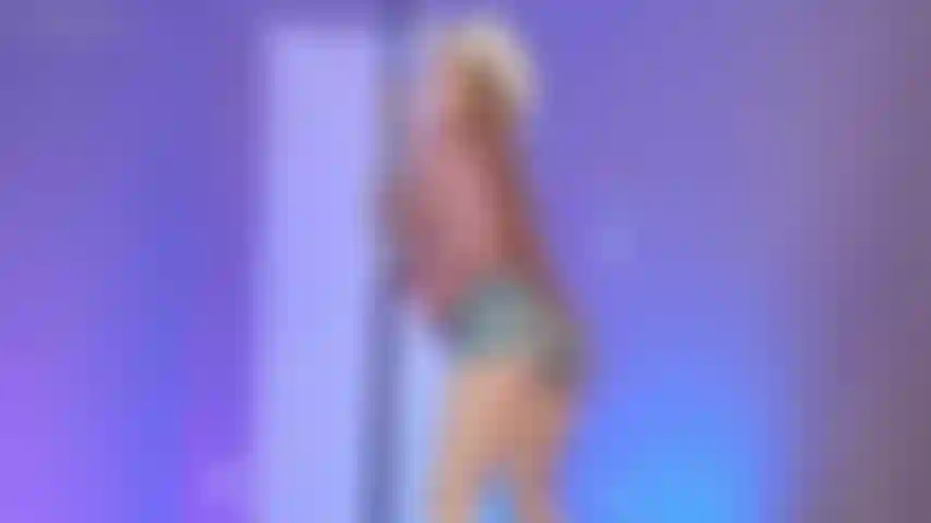 Ragazza di campagna che balla al palo.