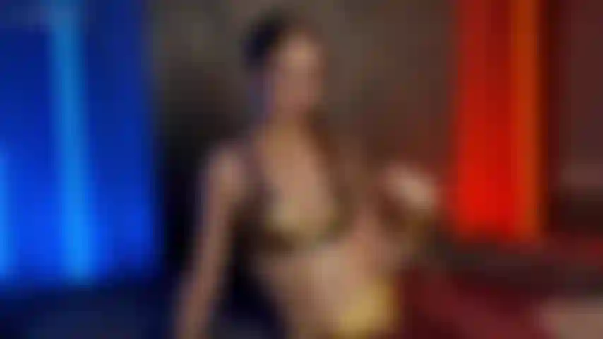 Slave leia prende un enorme dildo che spruzza.