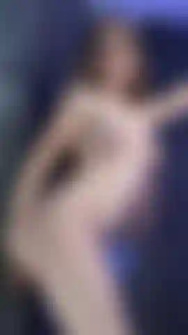 Cavalco un dildo sotto la doccia.