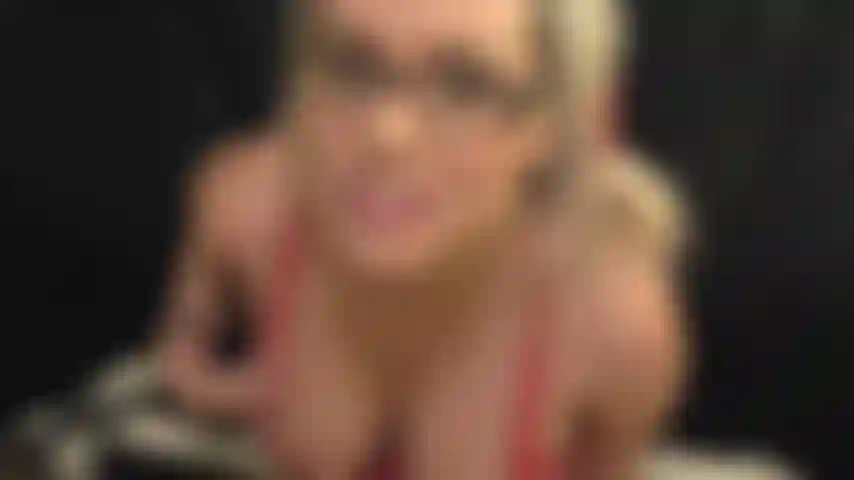 La segretaria impertinente si fa scopare le tette.