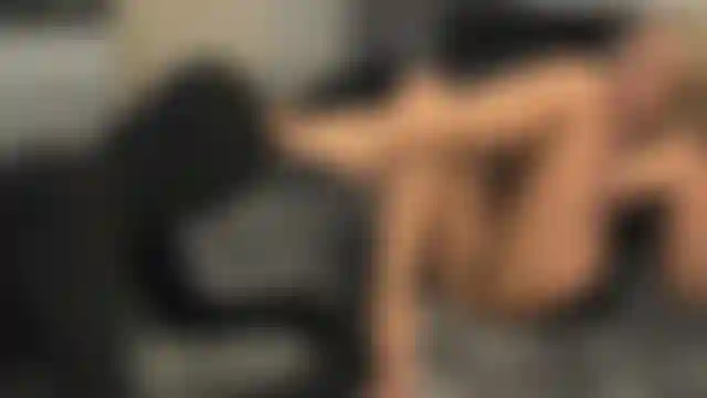 Chiamo tutti gli schiavi dei piedi, questo è ciò che fa una buona cagna dei piedi. Lo faccio accarezzare e adorare le mie dita dei piedi perfette, poi vengo e ripulisco il casino come un buon adoratore dei piedi.