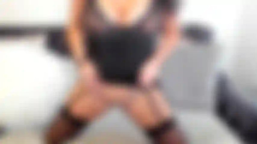 Guardami venire di piacere mentre indosso un paio di calze sexy e un reggicalze.