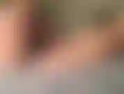 Guardami sdraiarmi e usare il mio giocattolo hitachi nero preferito per farmi venire.