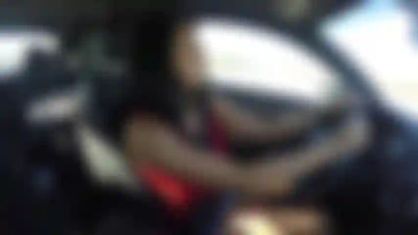 Il mio video di nudità pubblica più eccitante di sempre. Un'amica filma mentre vado in giro e mi metto in topless, poi accosta e mi faccio venire fuori dalla macchina sapendo che qualcuno potrebbe beccarmi!