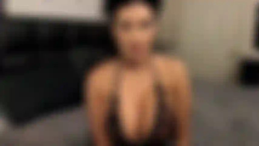 Indosso calze a rete e tacchi sexy, non puoi fare a meno di adorarmi. So che le gambe, le dita dei piedi, i piedi, le calze e i tacchi ti rendono così debole.