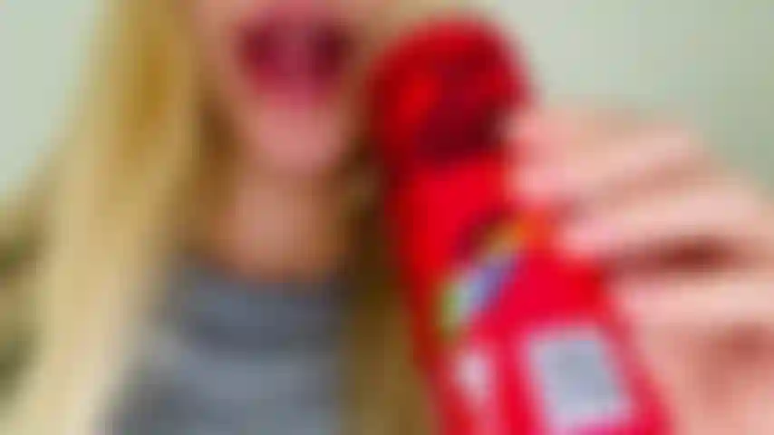 Ruttino con la soda (rutto), niente nudità.