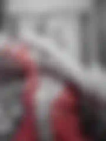 Sega dildo in guanti di seta rossa.