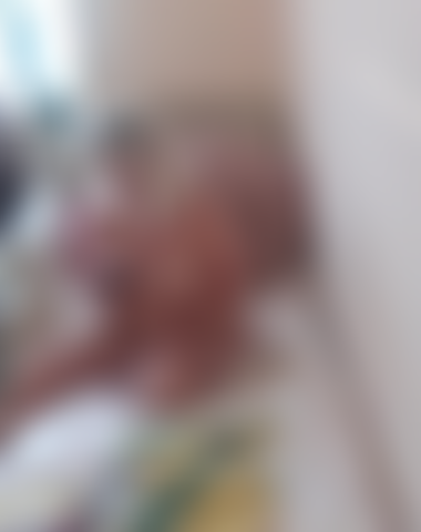 Una webcam voyeur mi guarda mentre leggo, muovo i piedi e mostro la figa.