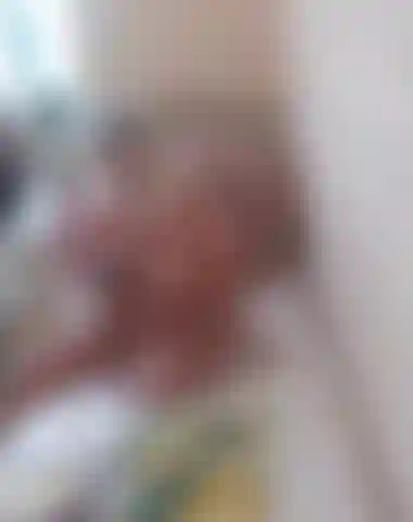 Una webcam voyeur mi guarda mentre leggo, muovo i piedi e mostro la figa.