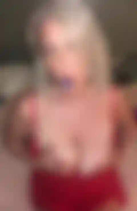 La signorina luna si strofina la sua bella figa bagnata per te.