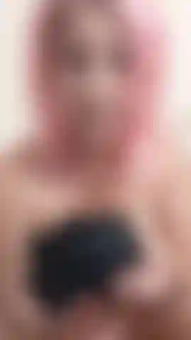 Che annusa, lecca e strofina le mie mutandine cremose.