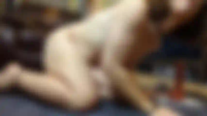 Tentativo di fare un pompino con un dildo da solo xd.