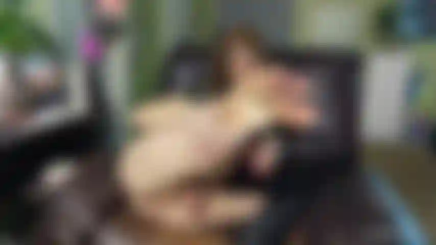 Mette in mostra il buco del culo e i piedi sotto le nuove luci.