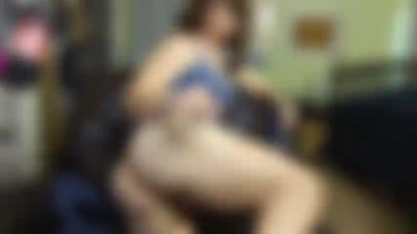 Metto il plug anale e ci gioco.