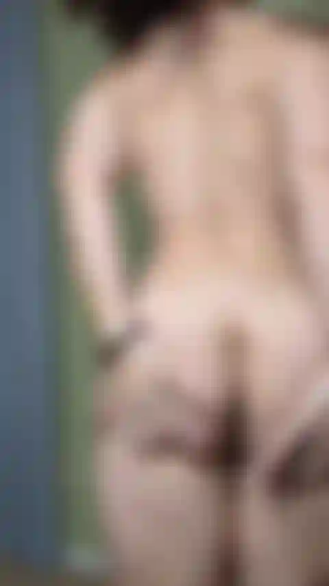 Lancio il cazzo in giro e mostro il buco del culo.