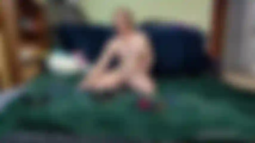 Incappucciata, legata, in lotta per l'orgasmo.