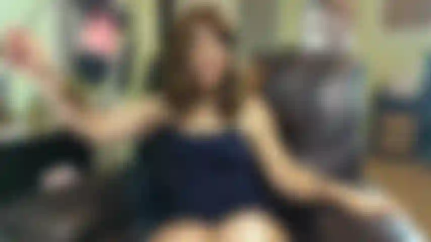 Linzy19 sdraiata su un fianco che mostra i piedi e il buco del culo.