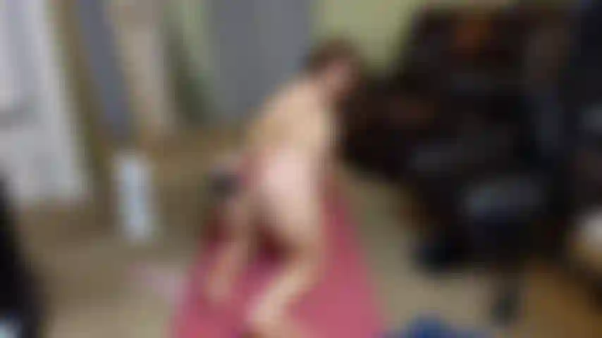 Giro su un dildo da cowgirl con la configurazione dello specchio.