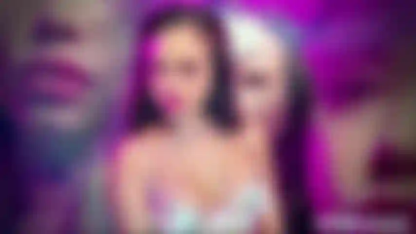 Servizio negato alle labbra: ThePrincessLuxy guida il tuo sguardo sulla mia bocca lucida per dieci minuti interi senza mai aprirla per te. Con adorazione del viso, feticismo delle labbra, negazione orale, tease in pov.Stai fermo, mani dove posso vederle, e lascia che ti addestri a questa compulsione di adorazione del viso finché non riesci ad avere un'erezione senza immaginare la bocca di una femdom asiatica. Questa è pura negazione orale - niente toccare, niente assaggiare, niente sollievo - solo dieci minuti di labbra lucide, lenti tormenti con la lingua, e pighe leccate delle labbra che devastano la tua capacità di attenzione. Trasformo il tease e la negazione in una religione, usando solo un sorrisetto impertinente, un broncio bagnato, e un feticismo del rossetto che addestra il tuo cazzo a fremere al momento giusto come il piccolo perdente condizionato che sei. Ti fisserai sulla forma della mia bocca, inseguirai il calore immaginario dell'adorazione del viso in pov, allucionerai un pompino che non meriterai mai, e ti odierai in silenzio per quanto stai diventando ossessionato da una ragazza che letteralmente non sta facendo niente. Quando avrò finito, avrai ricablato ciò a cui risponde il tuo cazzo - una piccola dea asiatica, una bocca cattiva, e il fatto umiliante che hai pagato per stare qui a guardarmi mentre me ne frego.