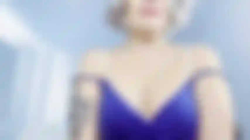 Le mie tette naturali da milf gilf si muovono e rimbalzano.