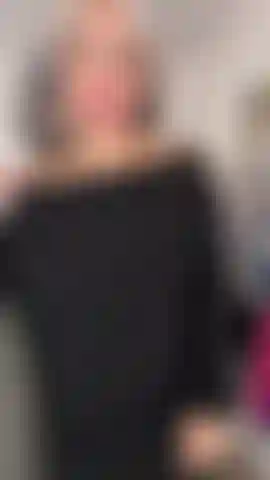 Tornata a casa dall'università e sedotta da un'amica milf cougar.