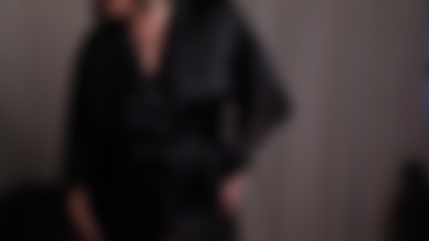 Una donna matura con un grosso culo peloso e un gioco con l'olio.