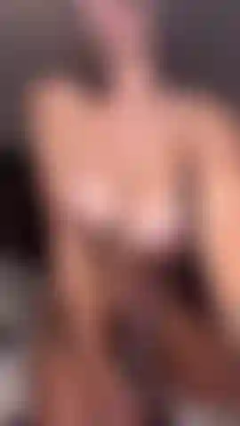 Guardami spruzzare latte su tutto il mio dildo bbc e lasciarlo scopare le mie tette.