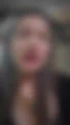 Una vampira succube che stuzzica con la bocca e la