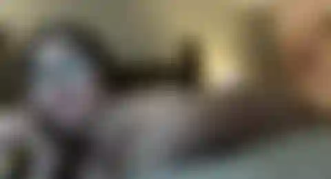 Macina il clitoride in un porno a tre.