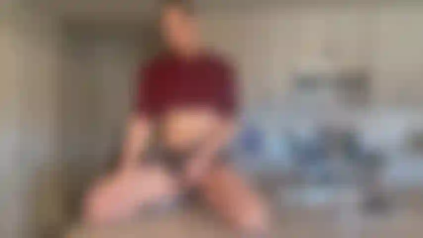 Sesso anale sul bancone della cucina con un giocattolo.