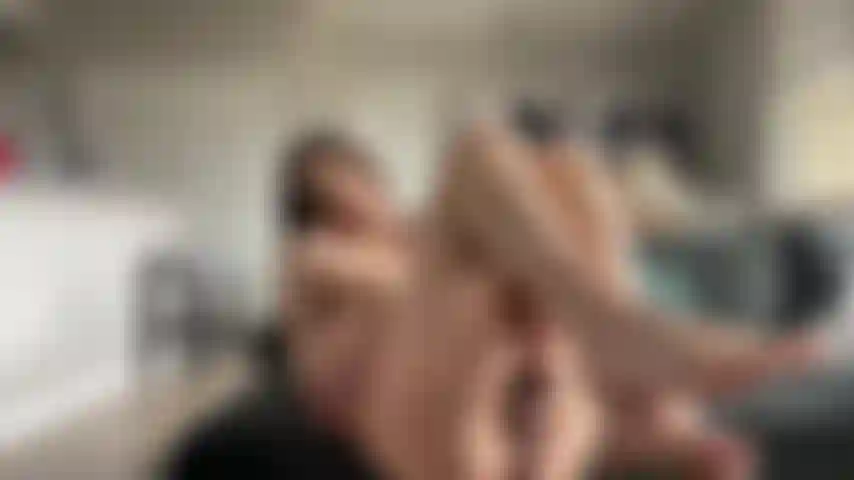 Piedi sporchi e adorazione del cazzo.