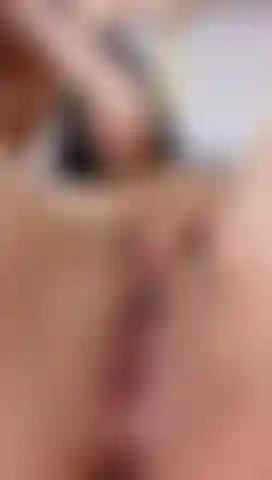 Il mio dildo mi strofina la figa.