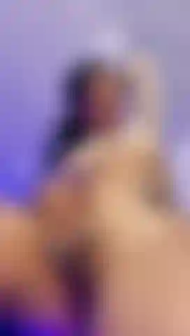 Una giovane latina con un bel corpo e mi masturbo vicino alla telecamera.