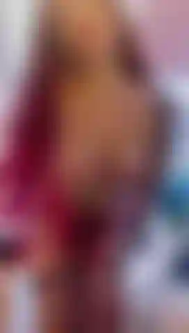 E strofino il dildo contro la mia figa rosa.