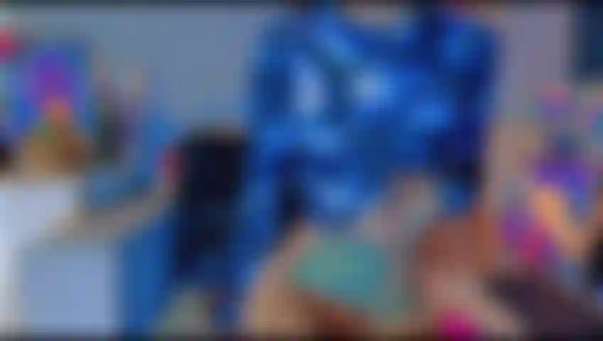 Tina gioca con la sua lussureggiante.