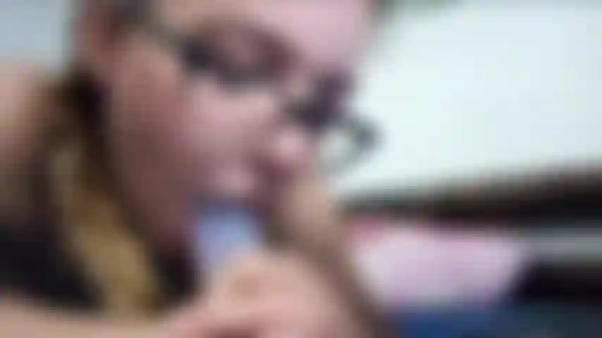 Un'adolescente che cavalca un grosso dildo.