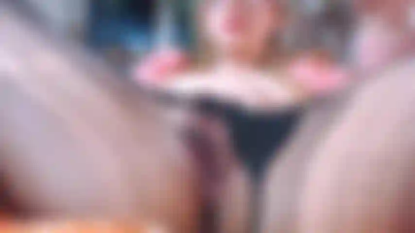 Squirt in calzamaglia nera.