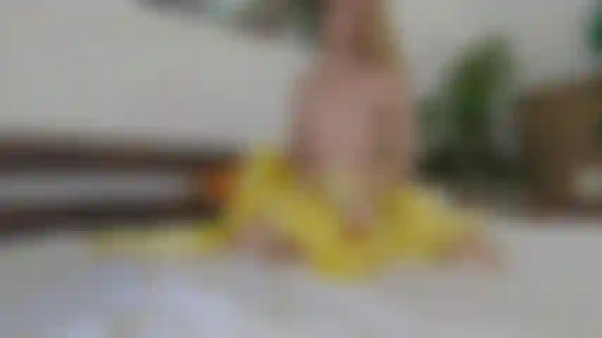 Masturbo con una giacca antipioggia in pvc giallo.