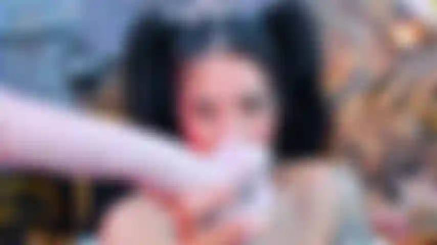 Non credo che tu abbia la forza di volontà per resistere a questo massivo, disordinato, bavoso pompino pieno di saliva che ho qui per te, vieni qui e guardami godere di tutto il tuo cazzo e scoparmi la gola così in profondità.