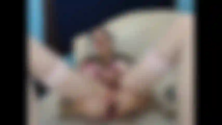 Jami silenziosa e discreta, vestita di rosa e nero vuole venire in camera per te.